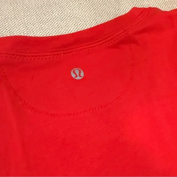 Lululemon 'I Love Hockey' T-Shirt - Picture 5 of 5